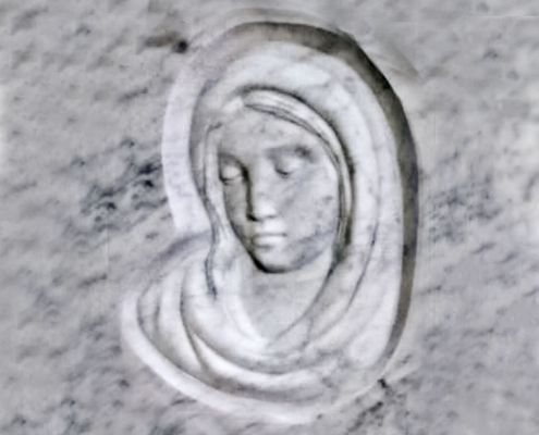 Volto della Madonna inciso nel marmo