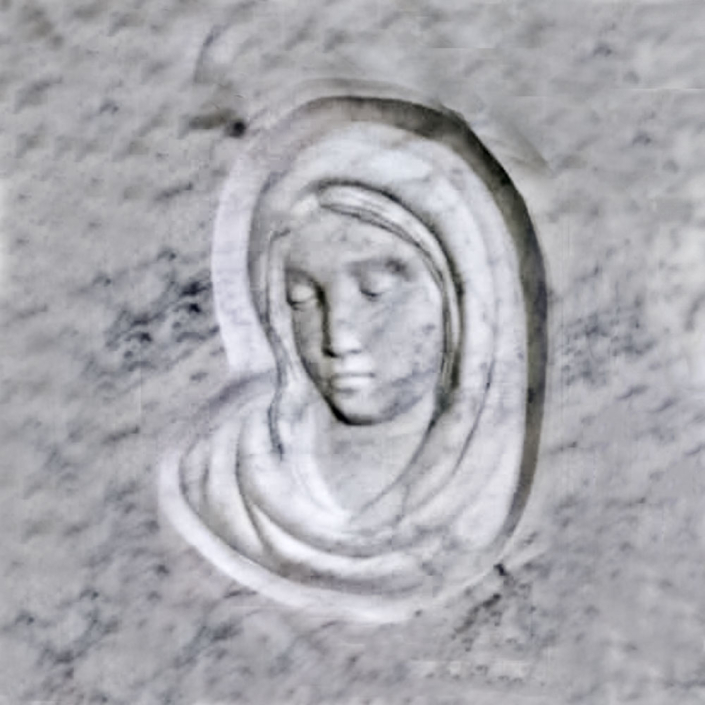 Volto della Madonna inciso nel marmo